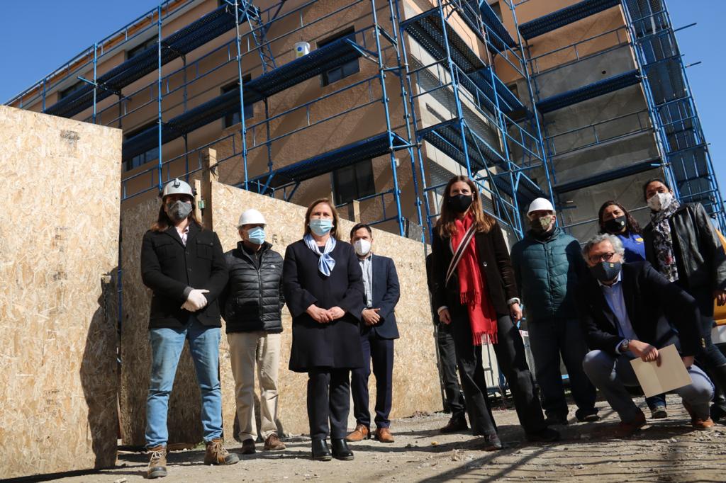 Parque Isluga de #Rancagua no solo esta cambiando su cara también se ha convertido al mejoramiento térmico. Hoy con @alcaldesoto y Min <a href="/CarolaSchmidtZ/">Carolina Schmidt</a> vimos como ha mejorado la calidad de vida de los vecinos