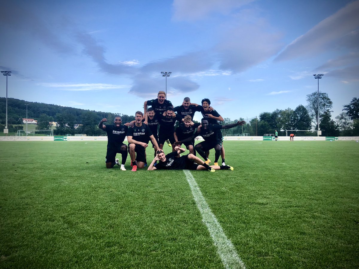 Hannover96's tweet photo. #Siegerteam 🥇

Was da los war, seht Ihr nachher bei #96TV... 😁 #Servus96 #H96 #NiemalsAllein ⚫️⚪️💚 https://t.co/P3A4buBulx