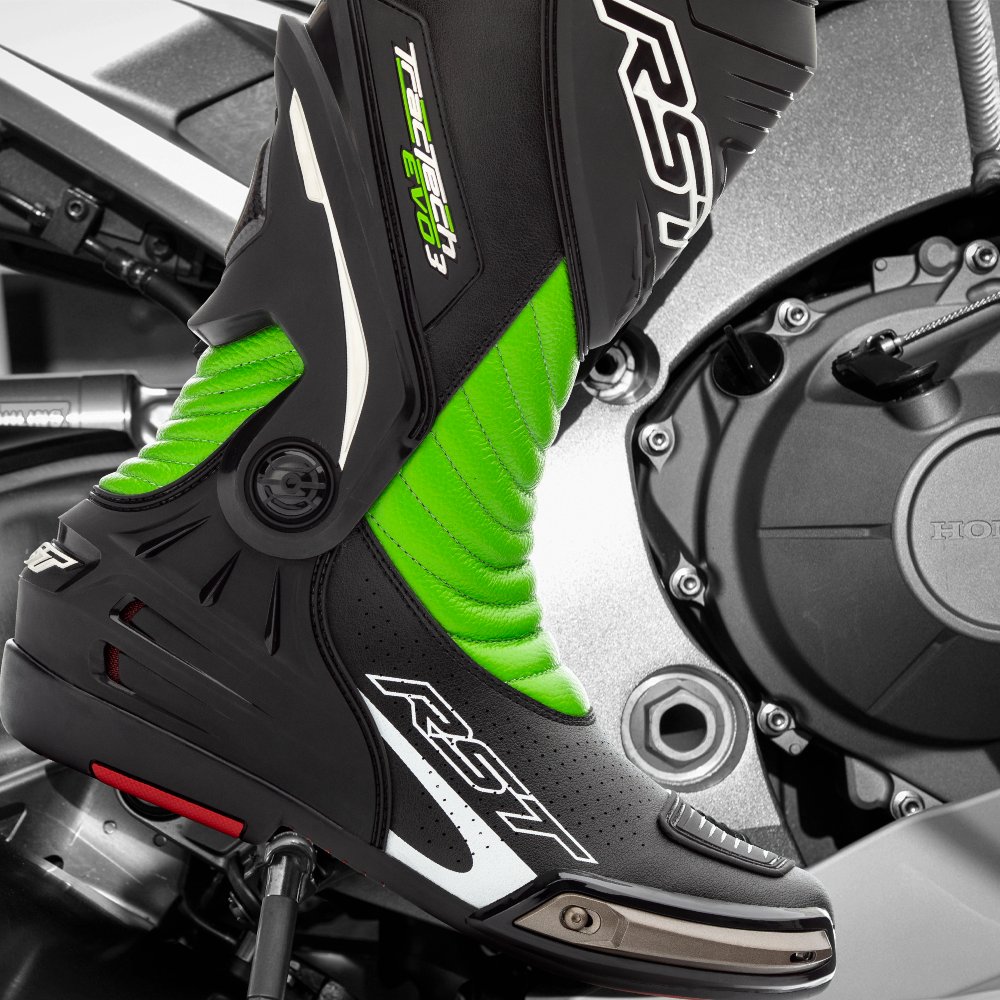 rstmoto's tweet photo. NEW COLOURS, SAME PROTECTION | The choice of club racers and track day enthusiasts up and down the country, our TracTech Evo III boot is back with a new striking green colourway, available now!
#WeAreRST #TracTech https://t.co/WZD9mhcFXq