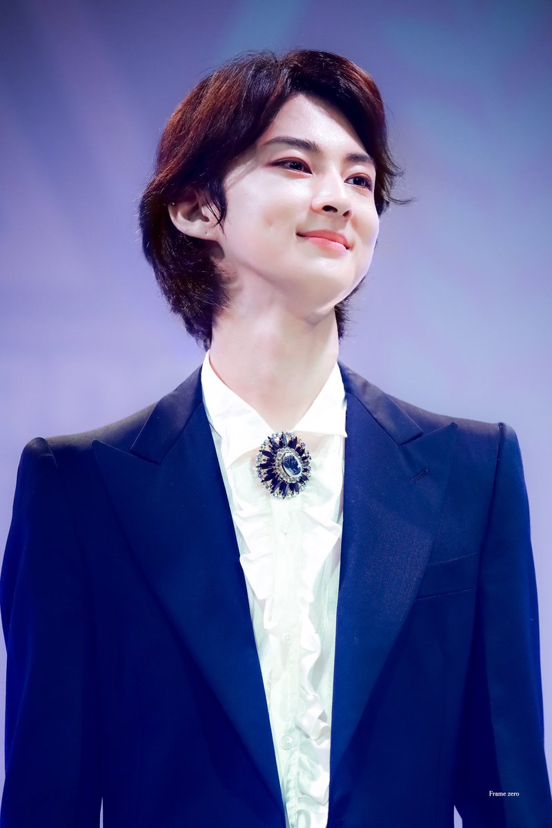 MeireRam0s's tweet photo. Desejando-lhe um dia tão especial em todos os sentidos igual a você! 
Feliz aniversário príncipe ace!🎂🌹

#HappyAceDay #에이스의_꽃말은_찬란하다 #VAV #브이에이브이 #ACE #에이스
#HappyAceDay #에이스데이 #에이스의_꽃말은_찬란하다 #HappyBirthday_Ace #HBD #생일축하해 🤴 https://t.co/z6BaD8UGaU