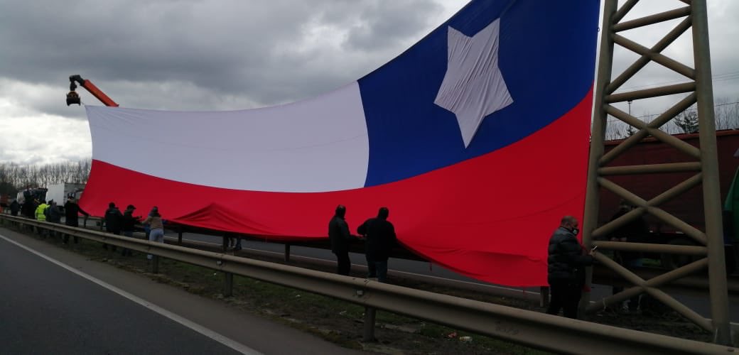 Asi se ama Chile, asi se trata la bandera, así se honra nuestra amada Patria #TodosSomosCamioneros