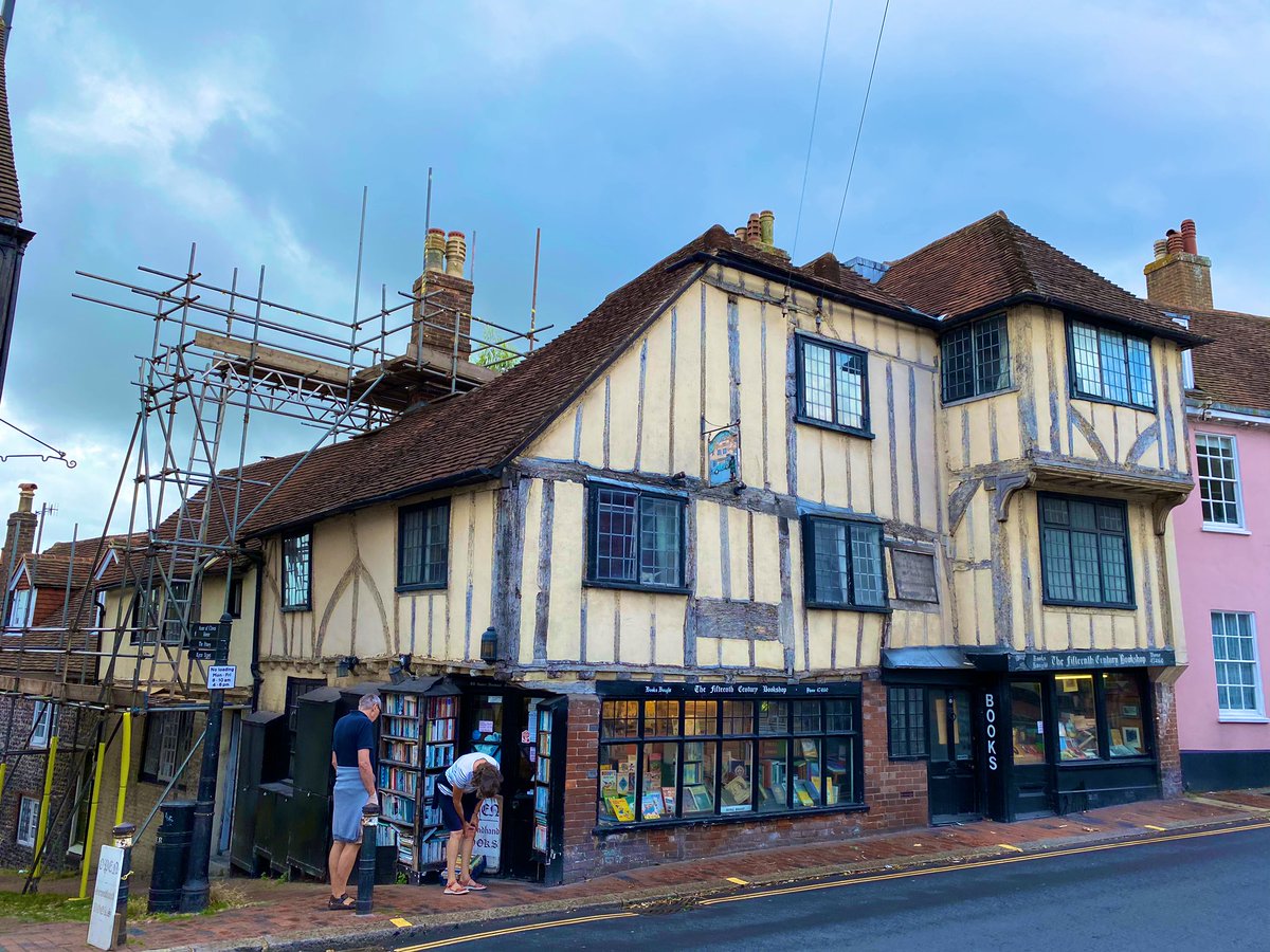 This is the most astonishing second-hand bookshop ever seen in my life, mixing English architecture and some Cubism.It’s “The Fifteenth Century Bookshop” in Lewes, East Sussex. #staycation  #uktour  #britishtour  #ukstaycation  #summer  #britishsummer  #uksummer  #eastsussex 