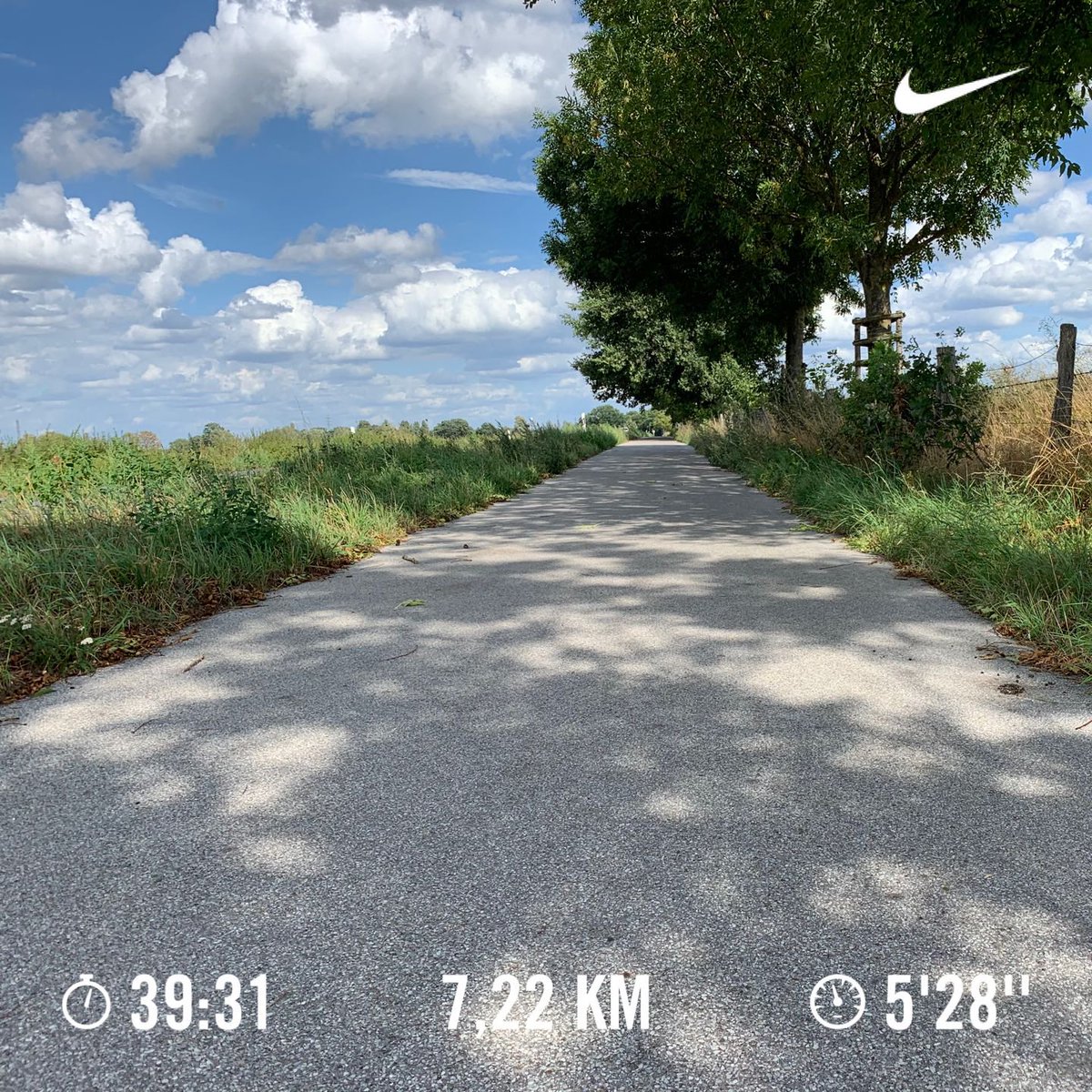 arnecls's tweet image. #runningprogress nice run. Reached my goal of keeping ~5‘30“ for the whole run. Tried a detour through the woods, but that‘s not an option as there’s almost no path.