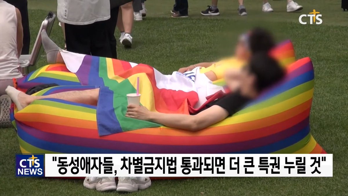 이사진 겁나 웃기다 동성애자들이 누리는 특권을 암시하기 위해 사용한 사진이 저거라는 점이 ㅋㅋㅋㅋㅋㅋㅋㅋ
사진에서 나타나는 동성애자의 특권: 잔디밭에서 무지개 공기침대에 플래그 덮고 누워있기
존나 하찮고 작지 않냐고요 ㅋㅋㅋㅋㅋㅋ