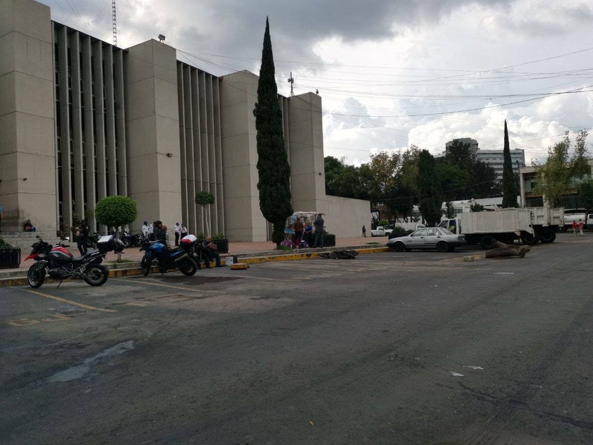 AlcCuauhtemocMx's tweet photo. Gracias al trabajo #EnEquipo con la Fiscalía, logramos liberar las calles aledañas al #CUH2 en Aldama, Mina y Luis Donaldo Colosio, atendiendo las denuncias vecinales.
Queremos que transites libremente por los alrededores de la #Cuauhtémoc.
#PonerElEjemplo https://t.co/ZCiYGhnWtB
