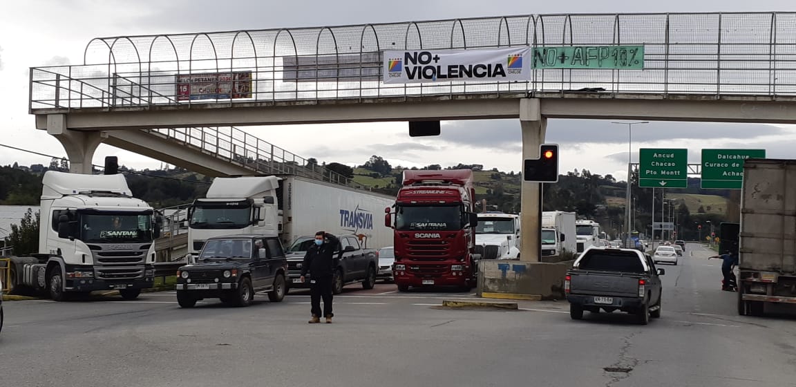 MultigremialN's tweet photo. Transportistas en Chiloé , manifestándose pacíficamente por No+Violencia en nuestro país.

Súmate a No+Violencia, venga de donde venga.
  
#NoMasViolencia

@radiochiloe  @GobChiloe @chiloealdia @opinionchiloe https://t.co/uooqo2dl4h