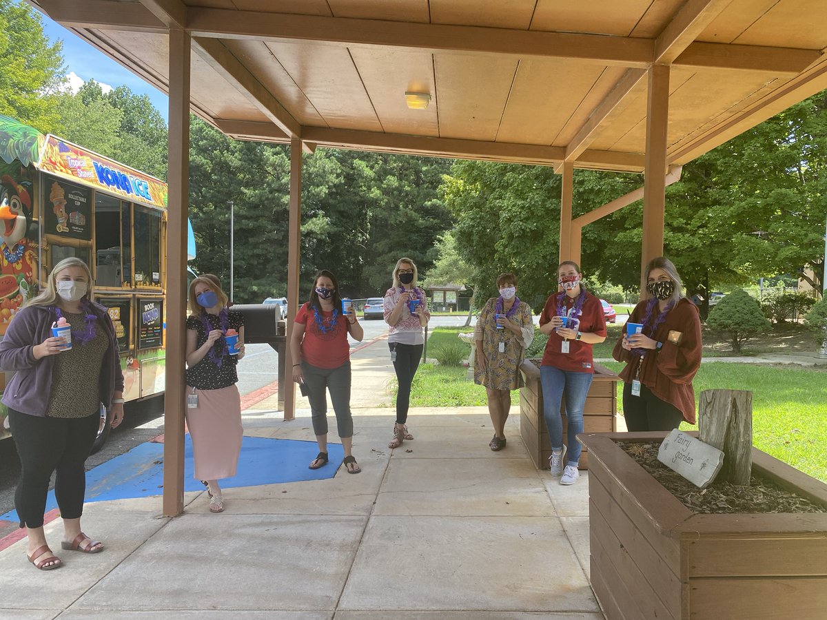 learly12's tweet image. Thanks @PrincipalDrK and @Courtneykelly05 for the yummy treat surprise! #choosetoshine #happyatbsi #konaice