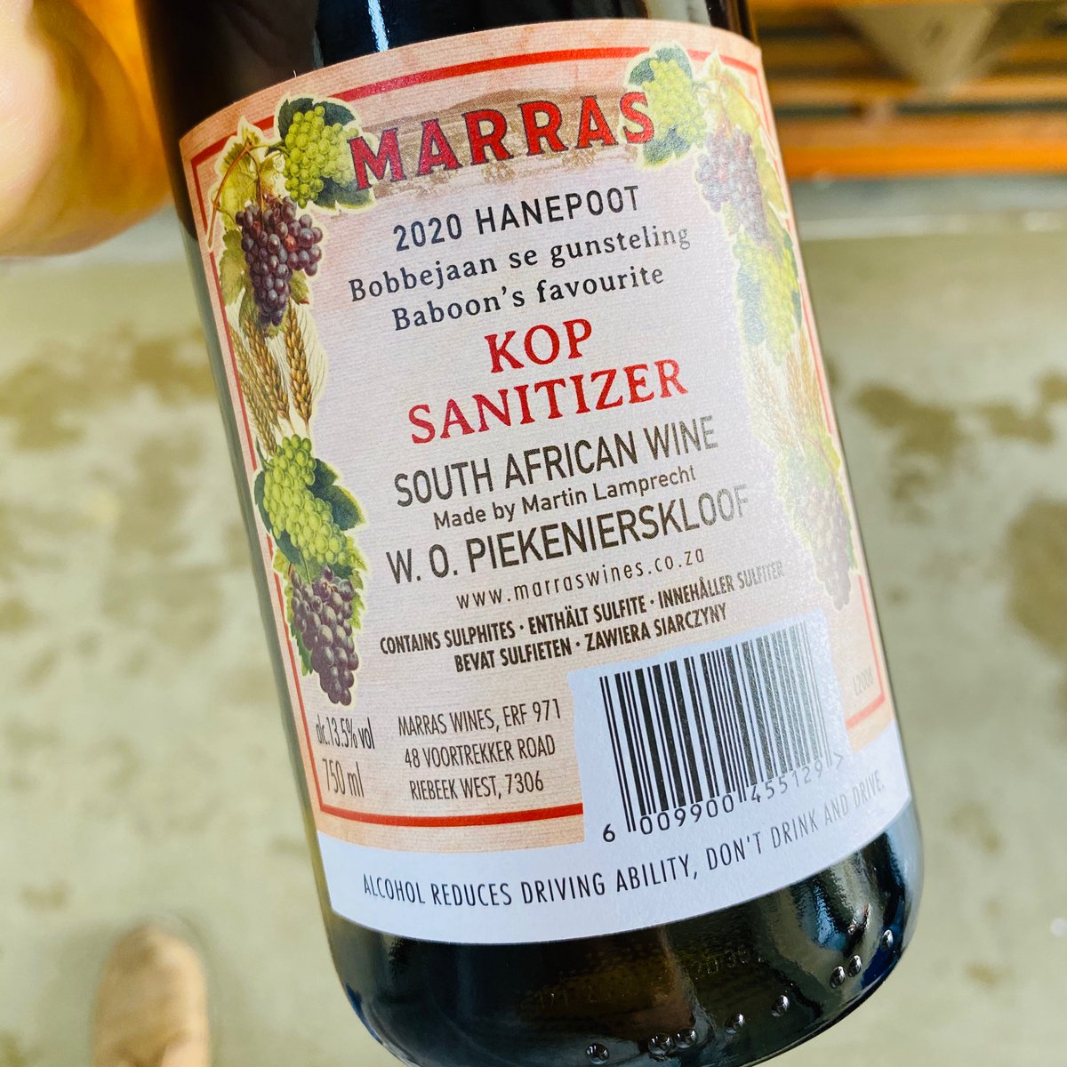 Was Jou Hanepoot is a little reminder that we all need to keep washing our hands to curb the spread of the COVID-19 virus. 'kop sanitizer' on the back label because sometimes a glass of wine is all you need to keep things in perspective when the pressure is on.