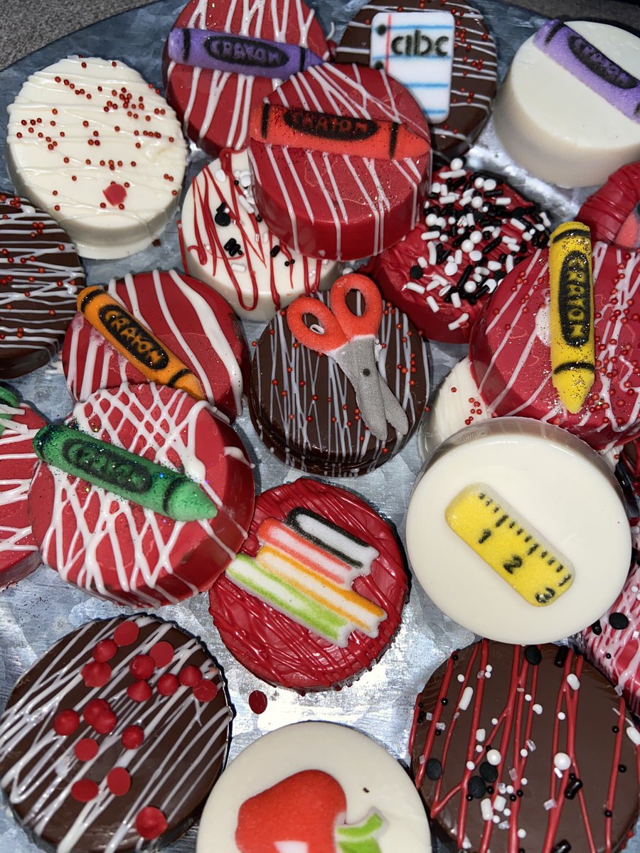 fitz_bitz's tweet photo. Thank you Kelly for this fun order we did! Sending it to the board of education in Melvindale who we all appreciate soo much! ❤️
Get your favorite teacher or student a back to school goodie basket or spooky basket starting September-October 🤩🎃
#fitzbitzgourmetchocolatez https://t.co/0d2Od2Xxmb