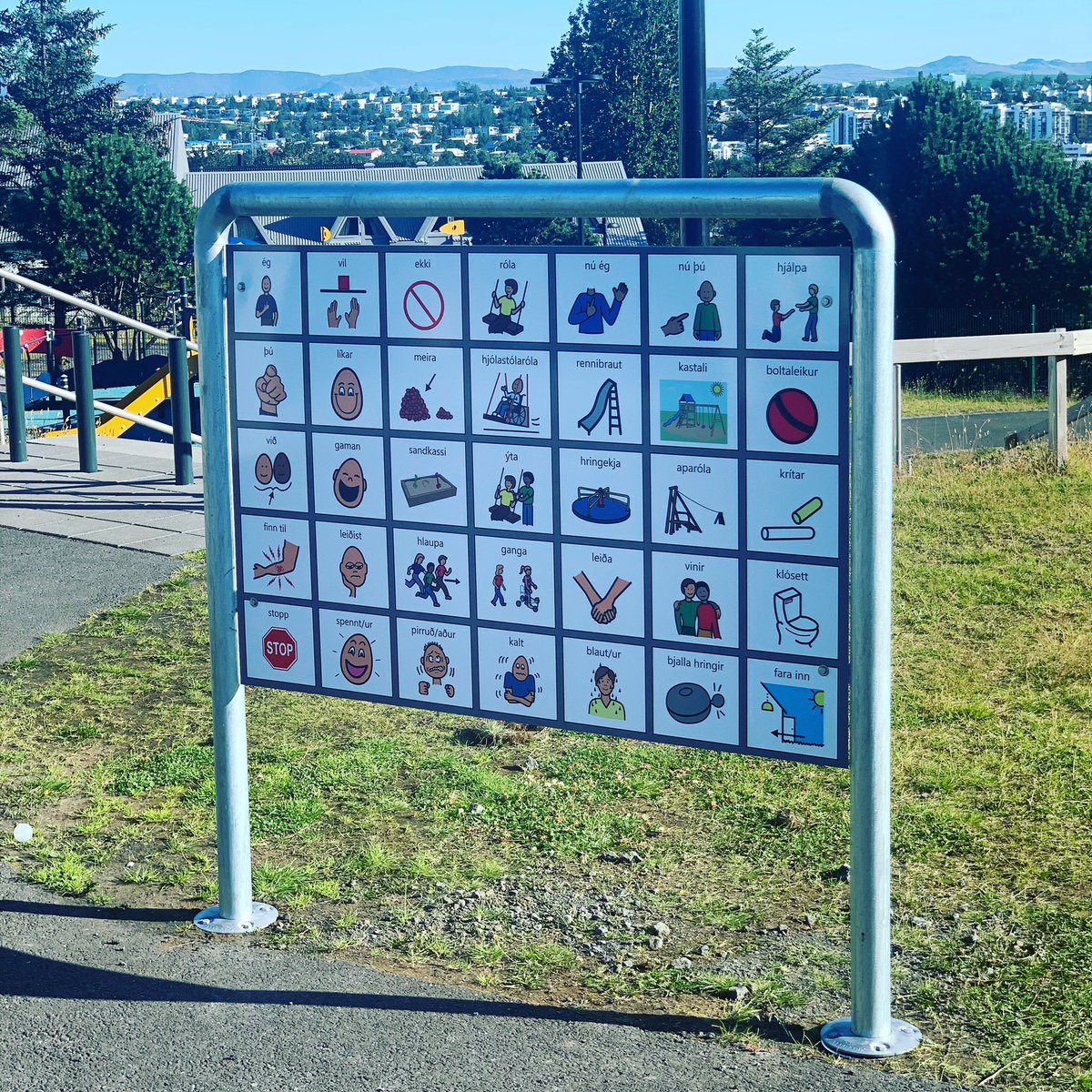 Tablero de comunicación con pictogramas en un parque infant