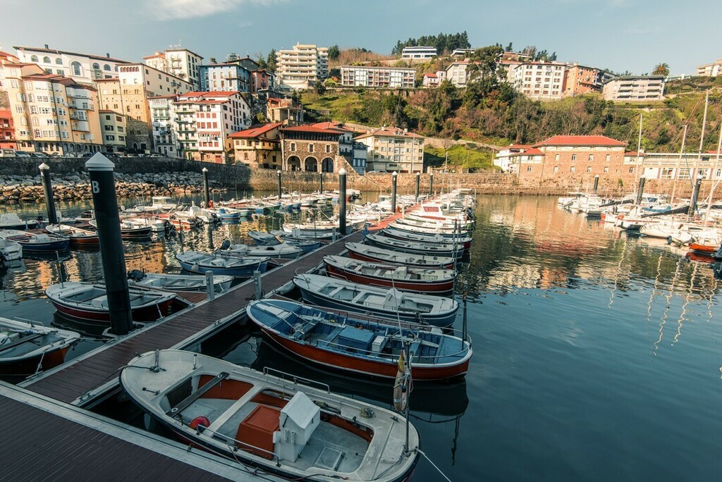 📍 Estás en Ondarroa, una villa vizcaína bastante curiosa que, seguramente, te habrá llamado la atención al llegar a ella por la carretera, desde Mutriku. Allí, desde lo alto de la última curva, te parecerá como si las casas hubieran trepado por la co… instagr.am/p/CEZhBzcgUS7/