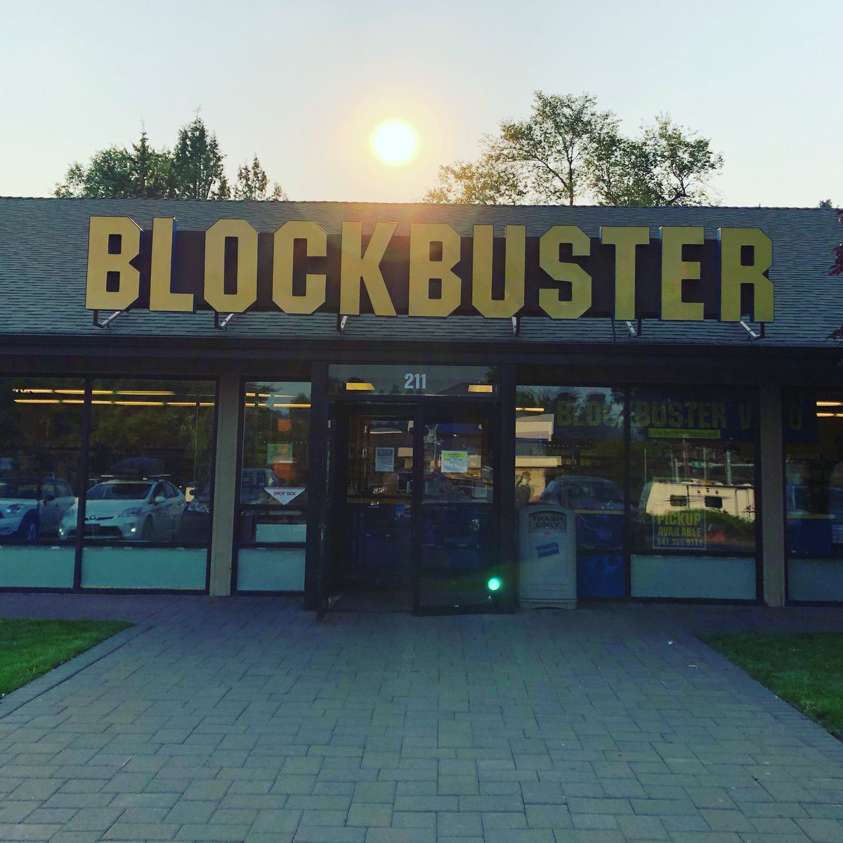 ericriggsbee's tweet photo. #neverforget #neverforgotten #blockbuster #blockbustervideo #wowwhatadifference #bekindrewind #bend #oregon #bendoregon #lastblockbusteronearth https://t.co/b2rv4yikvW