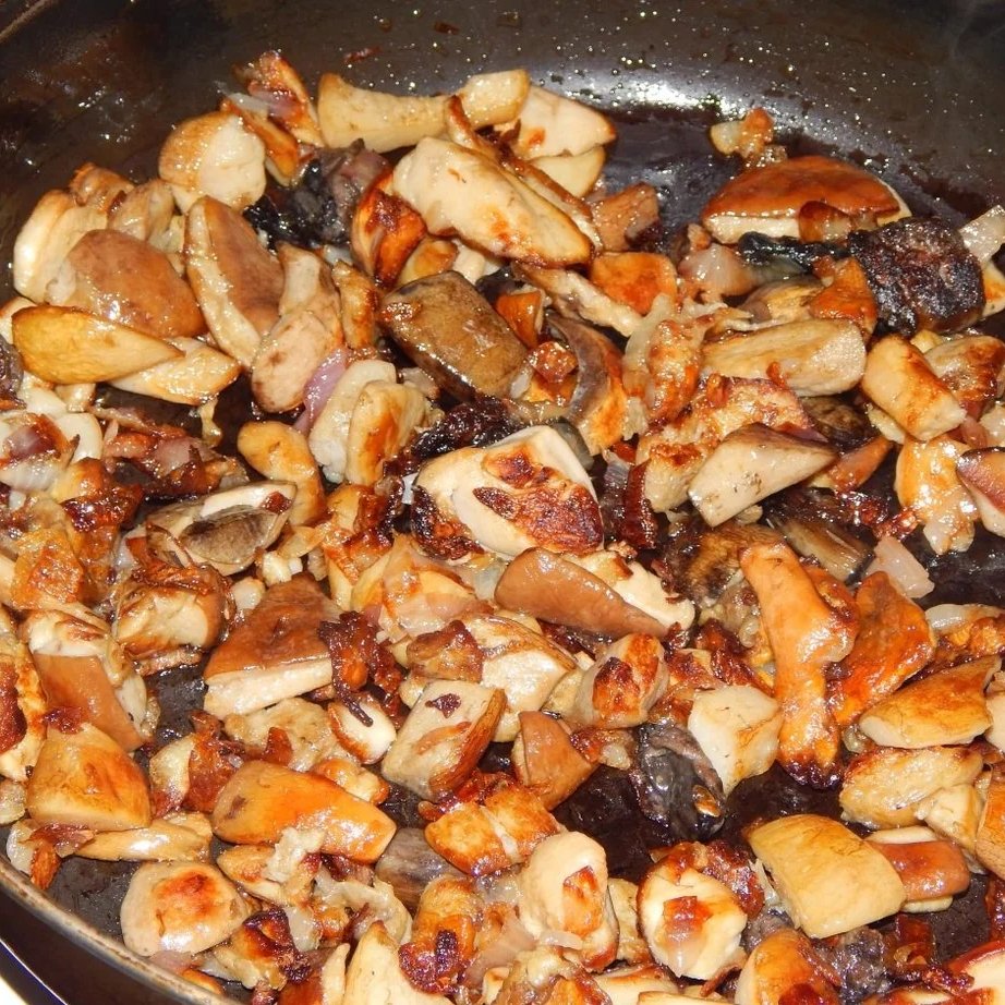 Простые рецепты с грибами на сковороде. Белые грибы жареные. Жареные грибочки. Обжарить лук с грибами. Жареные грибы на сковороде.