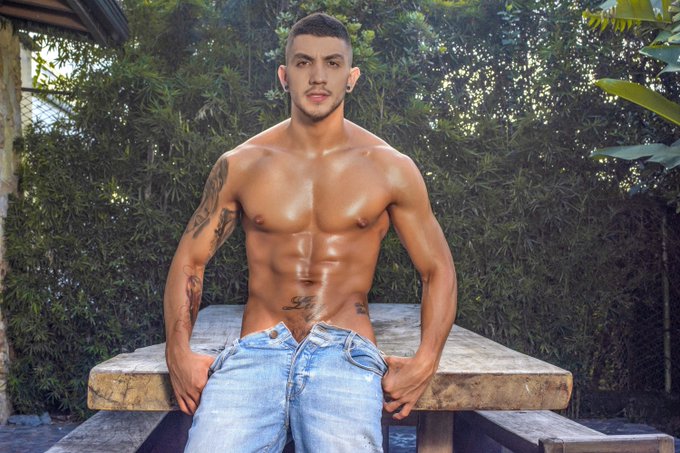 All oiled up with no where to go. Need some help with that @kylenorthf4f?? #camguy #ThursdayMotivation