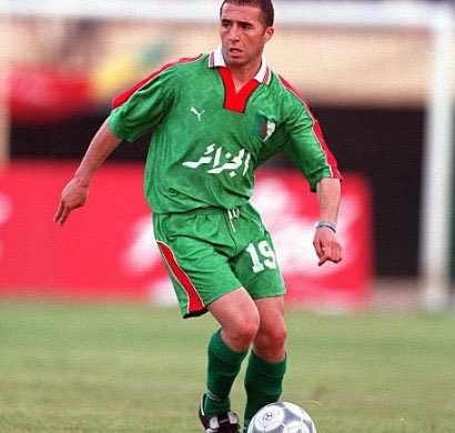 Jusqu’à la CAN 2004 où il sera capitaine, Djamel Belmadi avec El Khadra c’est :⁃20 matchs / 5 buts⁃Quart de finaliste Can 2004⁃Ballon d’or Algérien (2001)⁃DZFoot d’or (2000 et 2001)