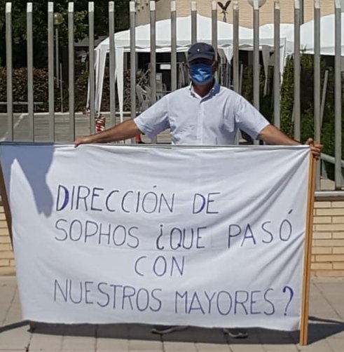 CooResidencias's tweet photo. Algo no funciona en esta sociedad, porque un familiar tiene que ponerse en la puerta de la residencia pidiendo explicaciones por tantas muertes. Este valiente se merece una respuesta, nos os parece @govern @SophosGestiSL ? https://t.co/a1QVRGJUVE
