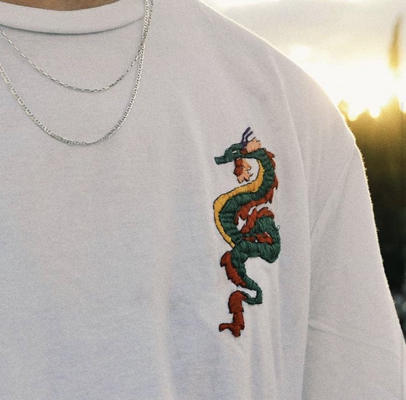 beeemebe's tweet image. Os presentamos nuestra camiseta ᴅʀᴀɢᴏɴғɪʀᴇ!!
Bordada a mano con especial mimo, tratando de cuidar hasta el más mínimo detalle.