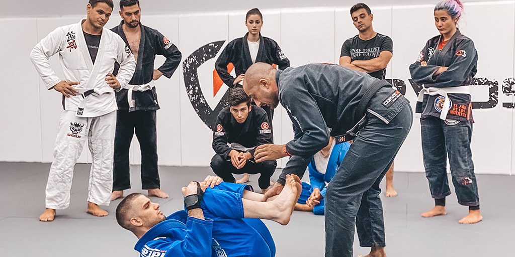 CorvosCombat's tweet photo. #BrazilianJiuJitsu size kaldıraç kuvveti, denge ve vücut mekaniği prensiplerini bir arada kullanmayı öğretir.

#BJJ
#BJJİstanbul
#İstanbulBJJ
#CorvosCombat https://t.co/GIIbgwqihc