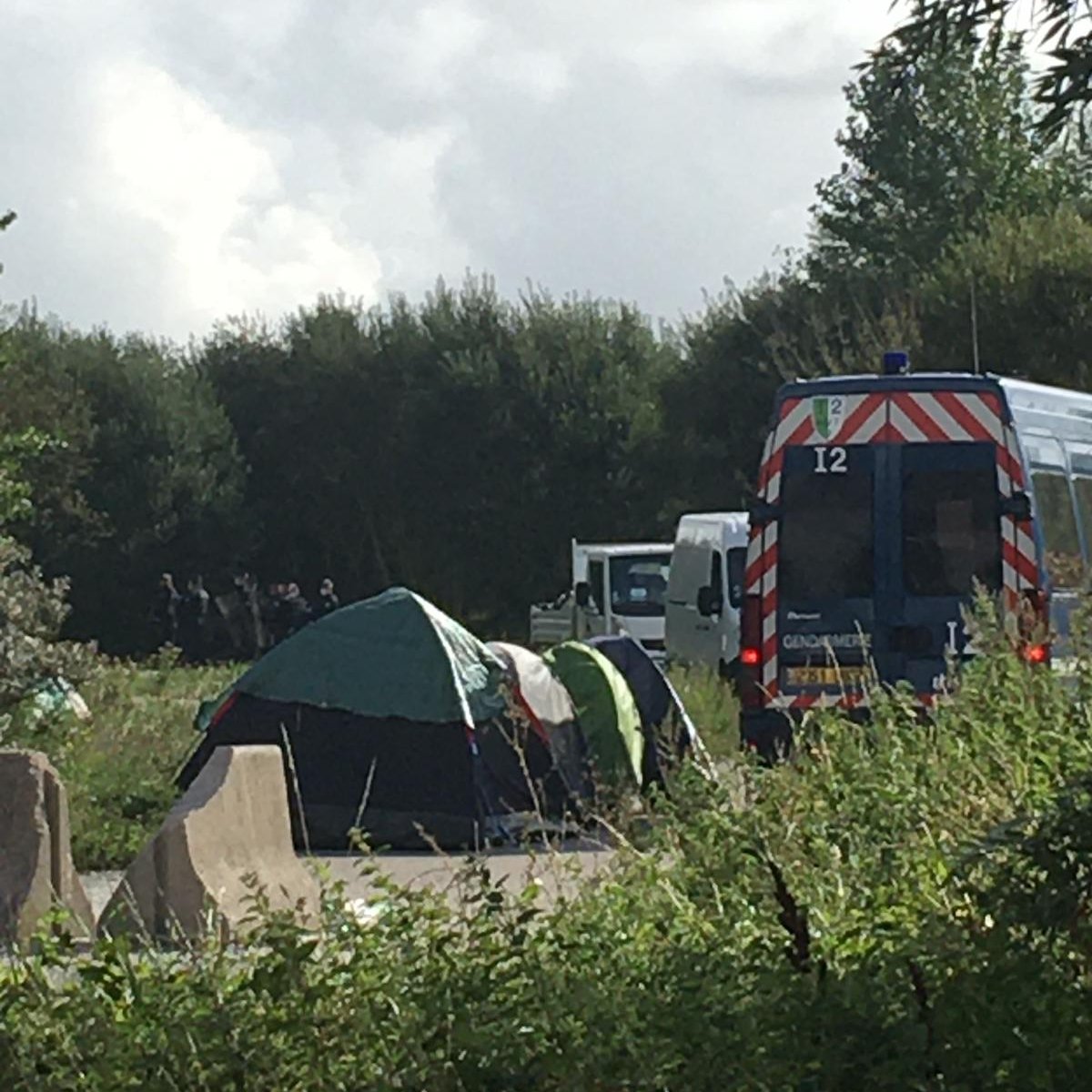 En ce jeudi 27 août, les forces de l'ordre continuent les opérations d'expulsion à #Calais. Chaque lieu de vie expulsé toutes les 48h. De nombreux exilé.e.s se sont levé.e.s à l'aube en anticipation de l'expulsion; beaucoup témoignent de l'épuisement qu'entraîne cet harcèlement.
