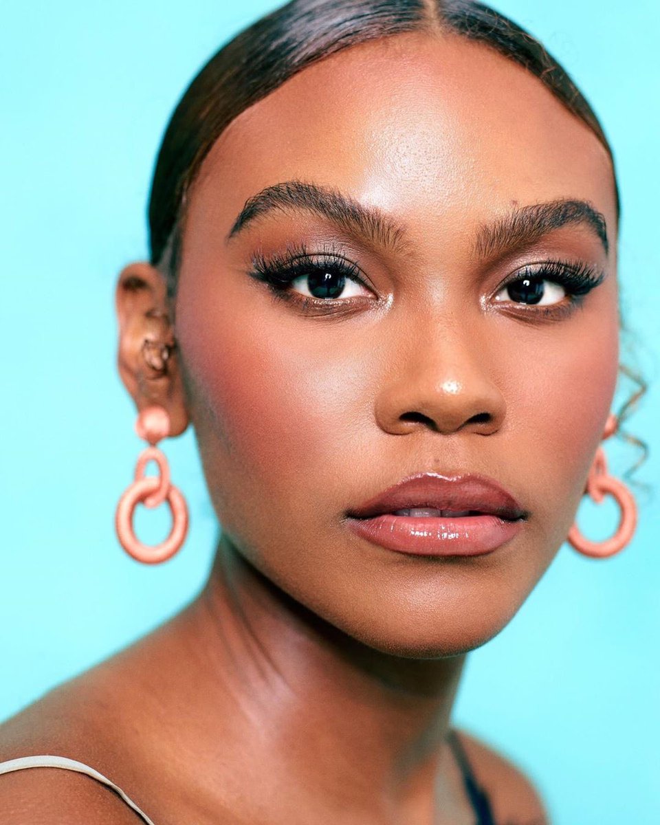 fentybeauty's tweet photo. WHEWWW, @choycebrown! That #FENTYFACE just hits different 🔥🔥

Makeup by: Fenty Beauty Global Makeup Artist Priscilla Ono
Photography: @byalissaashley/@alissa_ashleyy https://t.co/isXRu227lZ