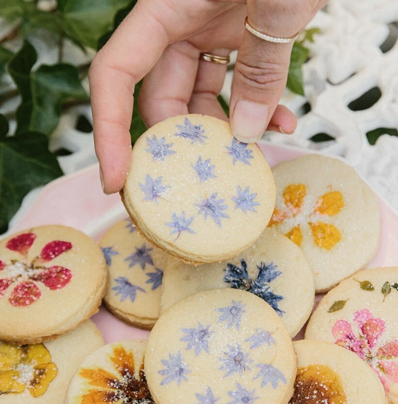StarlingJewels's tweet photo. In our perfect world, we wear diamonds and eat @loriastern's flower cookies everyday. Check out our stories to see her recipe! https://t.co/BXYjeEjzzQ https://t.co/HNGmq79rZW