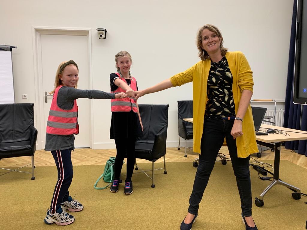 Goede ideeën om het coronavirus buiten de deur te houden? Die hebben Suze, Kyara en Sofie meer dan genoeg! 

Afgelopen dinsdag presenteerden de dames van SKSG Oranje hun ideeën aan wethouder <a href="/CarineBloemhoff/">Carine Bloemhoff</a> <a href="/gem_groningen/">Gemeente Groningen</a>! En ze was onder de indruk 🤩. Wordt vervolgd dus...