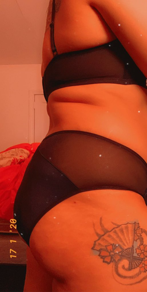 I love my curves ❤️ https://t.co/H1ESl2Klli