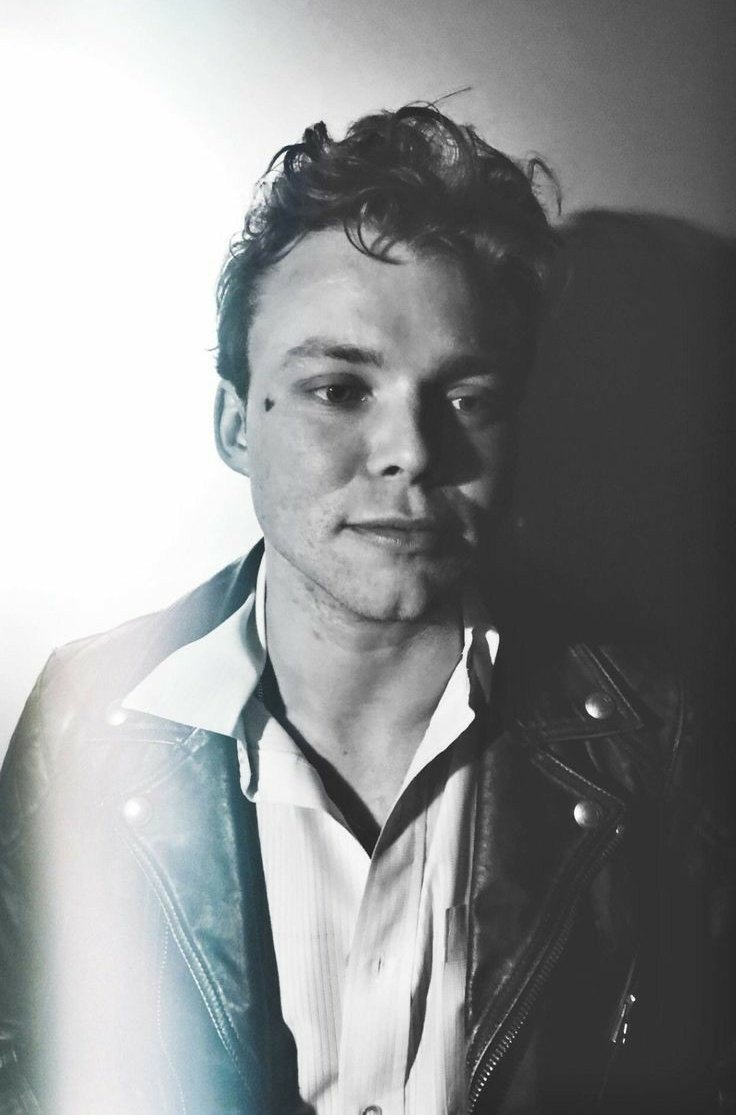 formidabIelftv's tweet image. i miss ashton irwin ps #StreamWildflower #Blue5sos #5MonthsOfCALM 💙