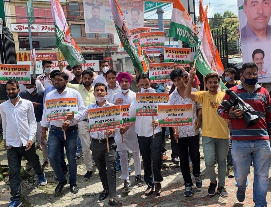 IYC's tweet image. JEE - NEET परीक्षा रद्द करने की माँग को लेकर देहरादून जिला युवा कांग्रेस द्वारा प्रदर्शन किया गया।
#AntiStudentsModiGovt