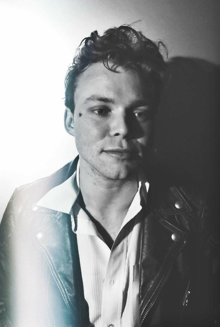 formidabIelftv's tweet image. i miss ashton irwin ps #StreamWildflower #Blue5sos #5MonthsOfCALM 💙