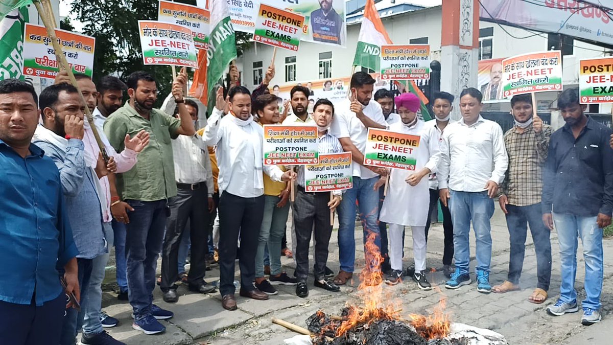 IYC's tweet image. JEE - NEET परीक्षा रद्द करने की माँग को लेकर देहरादून जिला युवा कांग्रेस द्वारा प्रदर्शन किया गया।
#AntiStudentsModiGovt