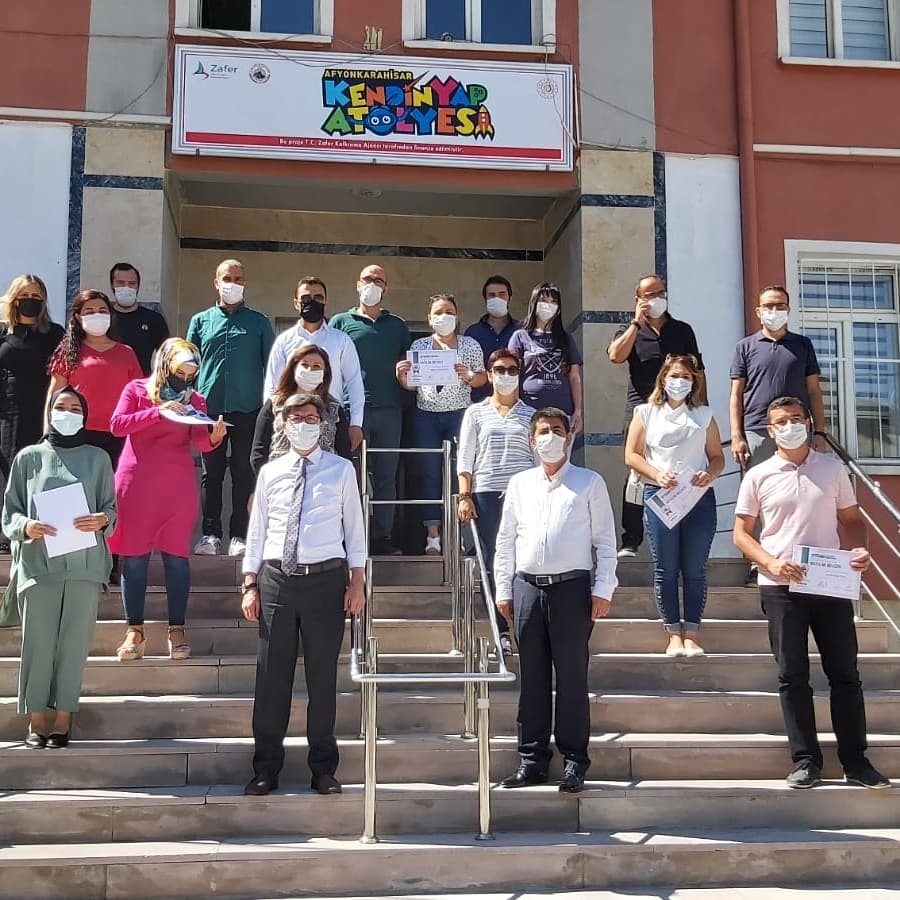 inamli's tweet image. Yenep çerçevesinde Fusion 360 3D Tasarım Eğitimi ve ROBOTIS STEM Robotik Kodlama Eğitimi katılımcıları belgelerini Afyonkarahisar Milli Eğitim Müdürü Metin Yalçın&apos;dan aldılar.  #robotis #robotsepeti #zaferkatr33 #yenep #kendinyap #afyonilmem #AfyonValiligi #gokmen_cicek_