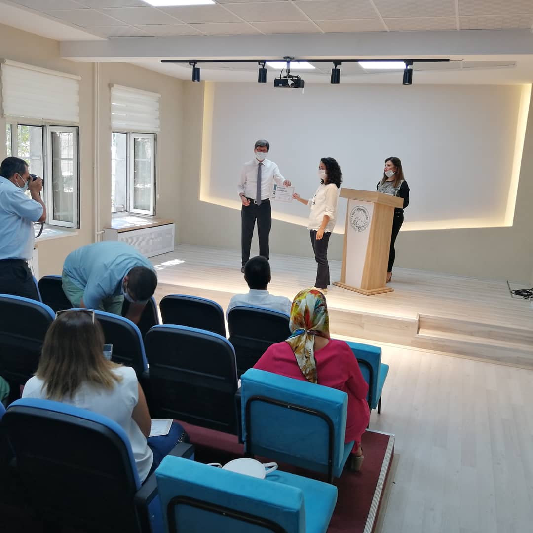 inamli's tweet image. Yenep çerçevesinde Fusion 360 3D Tasarım Eğitimi ve ROBOTIS STEM Robotik Kodlama Eğitimi katılımcıları belgelerini Afyonkarahisar Milli Eğitim Müdürü Metin Yalçın&apos;dan aldılar.  #robotis #robotsepeti #zaferkatr33 #yenep #kendinyap #afyonilmem #AfyonValiligi #gokmen_cicek_