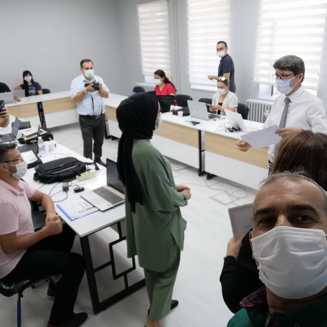 inamli's tweet image. Yenep çerçevesinde Fusion 360 3D Tasarım Eğitimi ve ROBOTIS STEM Robotik Kodlama Eğitimi katılımcıları belgelerini Afyonkarahisar Milli Eğitim Müdürü Metin Yalçın&apos;dan aldılar.  #robotis #robotsepeti #zaferkatr33 #yenep #kendinyap #afyonilmem #AfyonValiligi #gokmen_cicek_