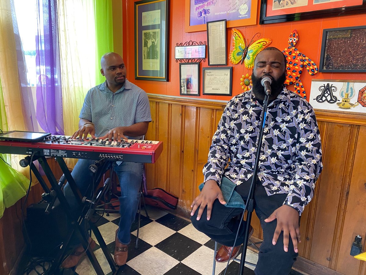 DowntownMemphis's tweet photo. Happening NOW LIVE from @alceniascookbook0506 #alcenias for our Virtual #CarryOutConcert!⠀
⠀
Music by: @dmusiq #D'AngeloDavis 🎶
Food by: #Alcenias
Join the livestream from 12p-1p on the #DowntownMemphis FB page or go back and watch the vid posted on our Facebook! https://t.co/S9cB10o50o