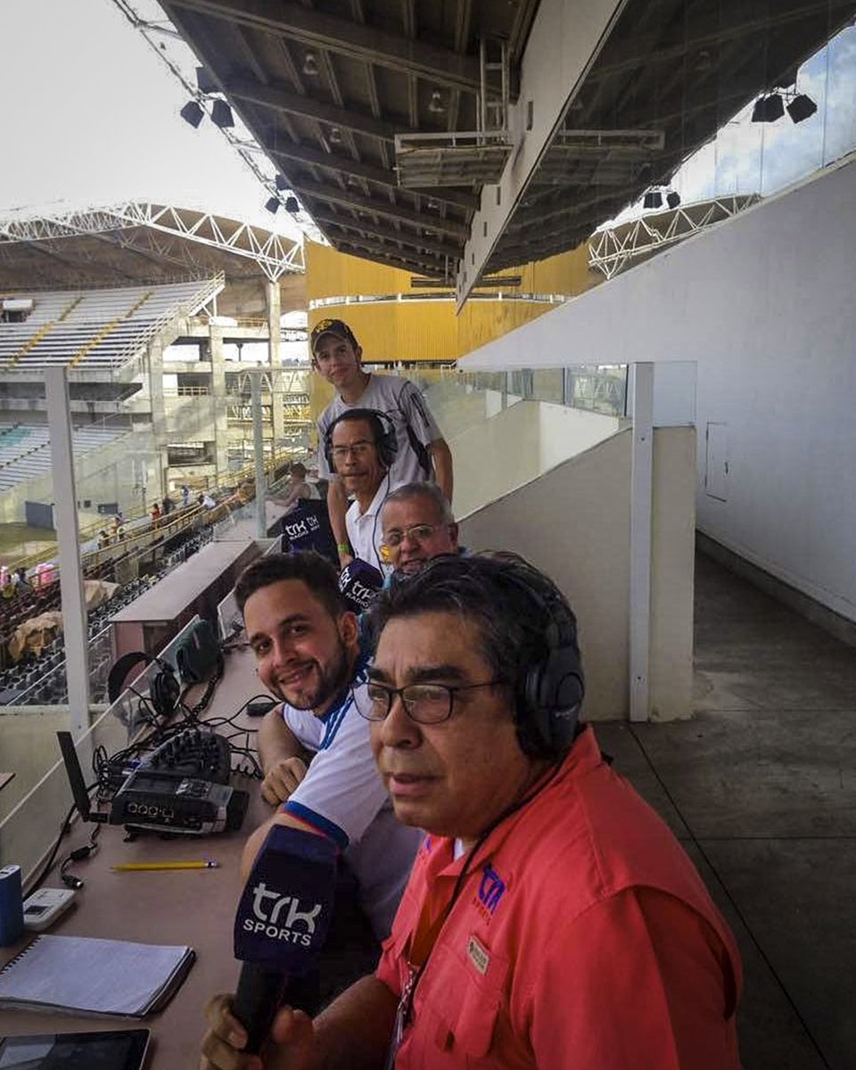 #tbt || En una de tantas transmisiones con este gran staff de @trksports.

¿Reconoces a estos personajes?

#simplementetuestilo #viveeldeporte #futbol #futve #ciudadguayana #puertoordaz #venezuela