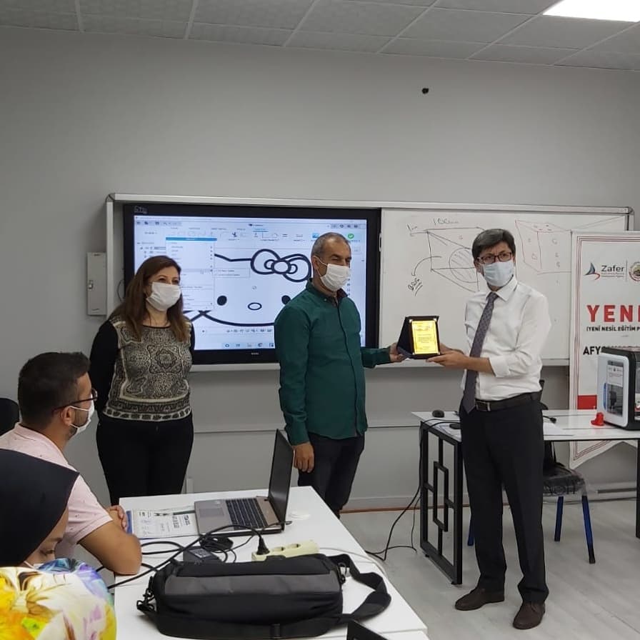 inamli's tweet image. Yenep çerçevesinde Fusion 360 3D Tasarım Eğitimi ve ROBOTIS STEM Robotik Kodlama Eğitimi katılımcıları belgelerini Afyonkarahisar Milli Eğitim Müdürü Metin Yalçın&apos;dan aldılar.  #robotis #robotsepeti #zaferkatr33 #yenep #kendinyap #afyonilmem #AfyonValiligi #gokmen_cicek_