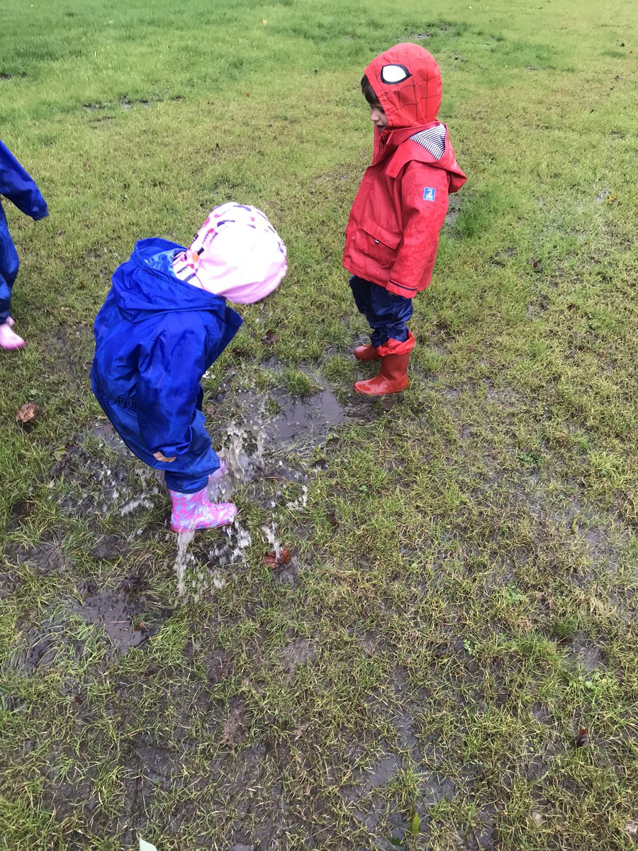 BonnyparkELC's tweet image. The green group went puddle hunting! The green group found big muddy puddles to jump it! “It’s muddy puddles!” #outdoorplay #puddlesplashing