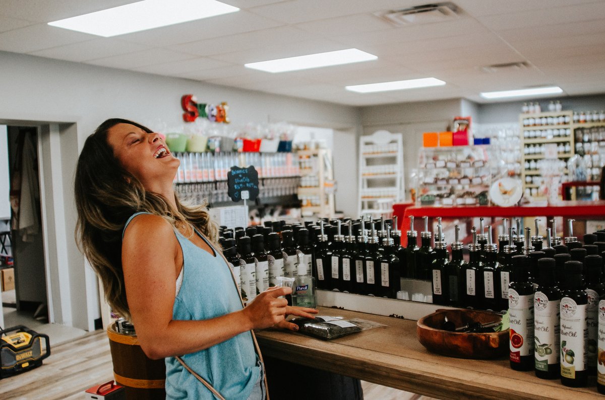 ciarabrookesing's tweet photo. How I feel about getting to try new flavors of olive oil and balsamic vinegars at @RikkisMarket 😄 Live healthy and shop local 💙 #ciarabrooke #rikkismarket #shoplocal https://t.co/nlj8jaQM4D