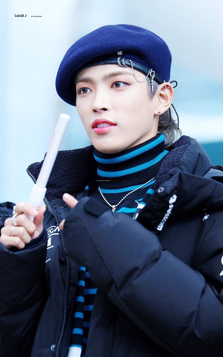 Hongjoong as la línea 2 (Azul) del Metro.-Todos la ubican aunque sea por el nombre.-Amada por unos, odiada por otros.-Parece que nadie se da cuenta de lo importante que es.-Literal se cae la ciudad sin ella.