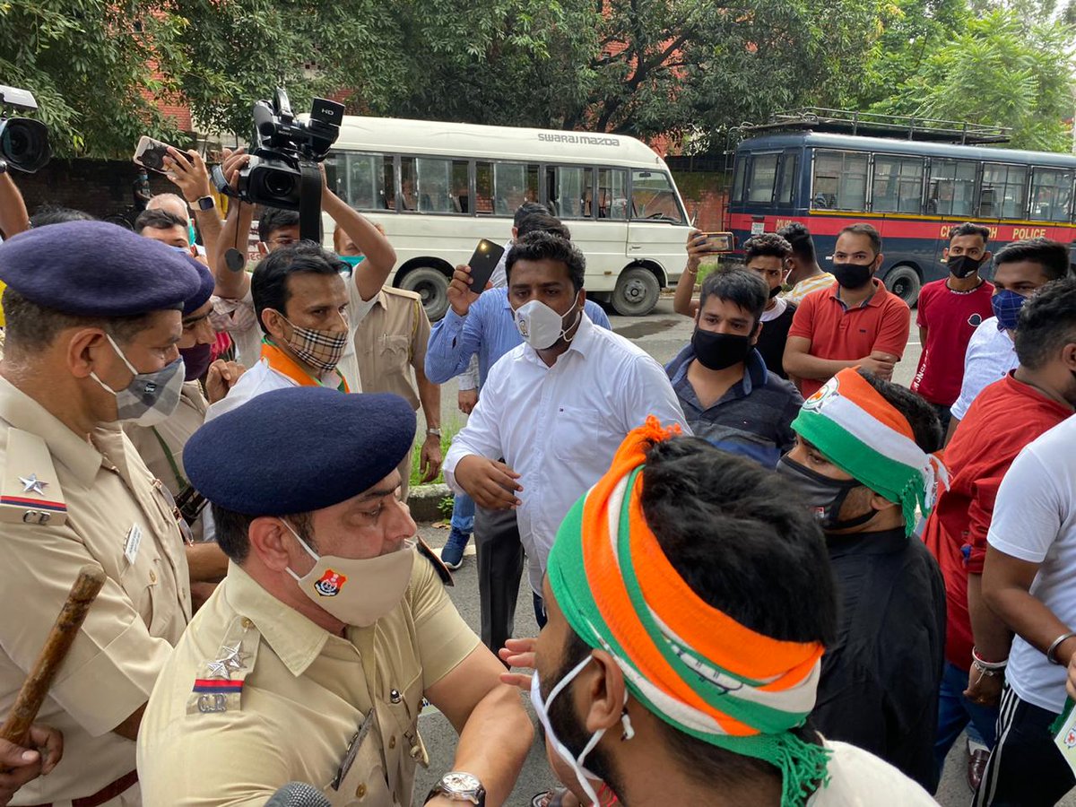 IYC's tweet image. युवा कांग्रेस अध्यक्ष @srinivasiyc के निर्देश पर चंडीगढ़ युवा कांग्रेस के अध्यक्ष लव कुमार व  कार्यकर्ताओं ने NEET-JEE की परीक्षाओं के आयोजन के फैसले के खिलाफ सांसद किरन खेर के निवास का गिराव किया।
#AntiStudentsModiGovt