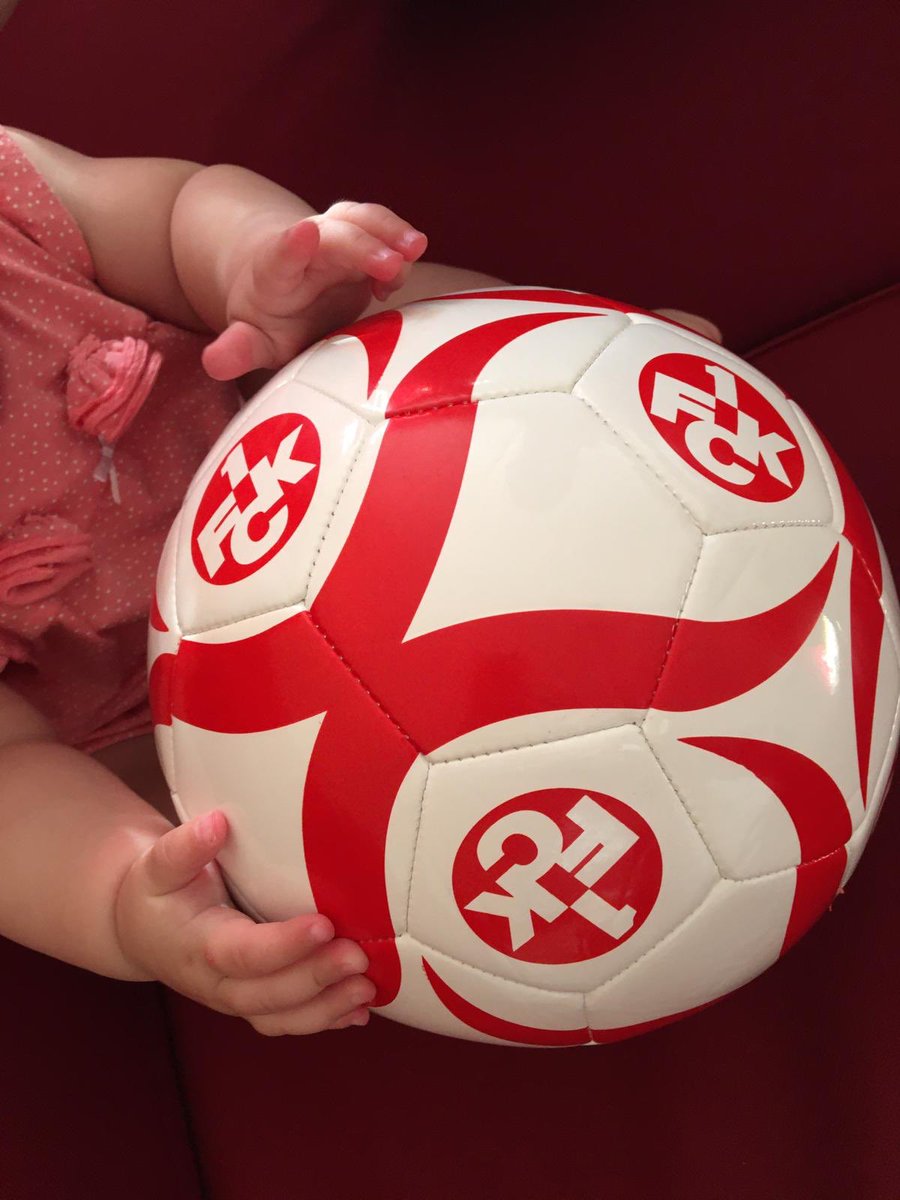 KTownFighter's tweet photo. Meine kleine Maus weiß übrigens auch, warum das wohl eines ihrer Lieblingsspielzeuge ist 😏 #Betze #8Monate #Ball #kleinertreuerFan #Lieblingsspielzeug #PapaskleinePrinzessin https://t.co/6wcMo7C5h0
