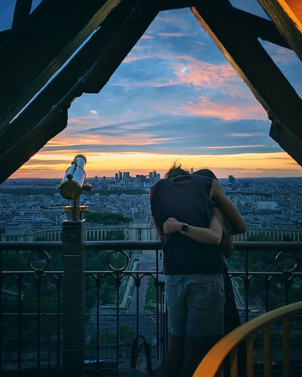 A hug and the best view of #Paris... We couldn’t ask for anything else. 🥰✨ #Parisjetaime 

📸 <a href="/Didineta/">Amandine Goetz</a> 
👉 instagram.com/p/CEZverGAOAM/…