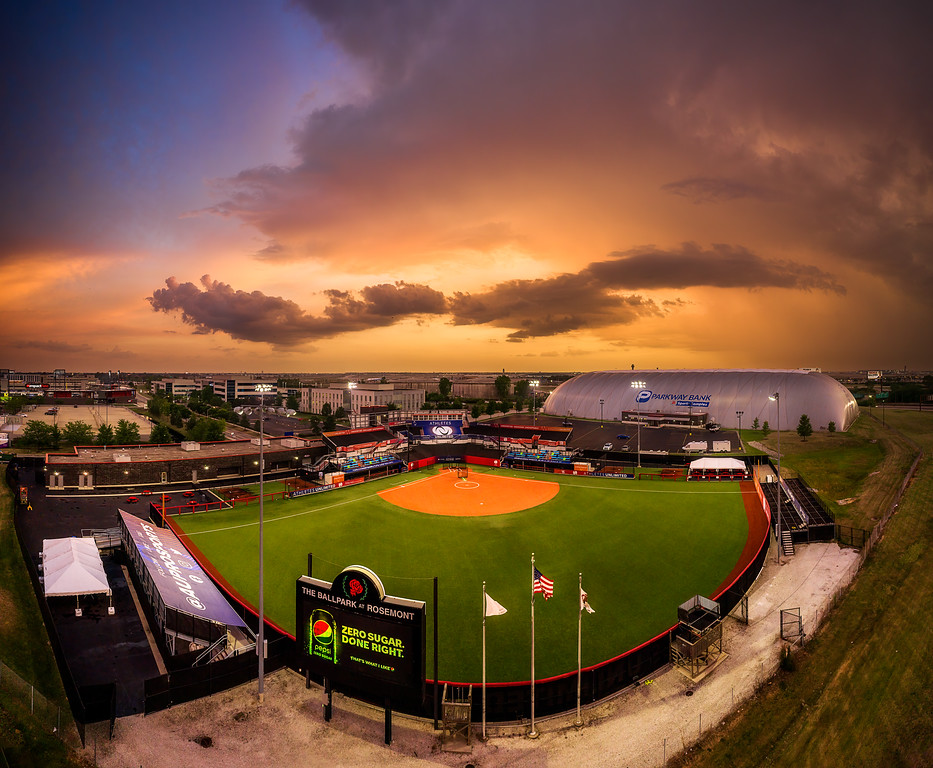 AUProSports's tweet photo. An homage to softball fields in the Windy City 😍  📷 : @Akrobatiks https://t.co/lgv4plZlcp