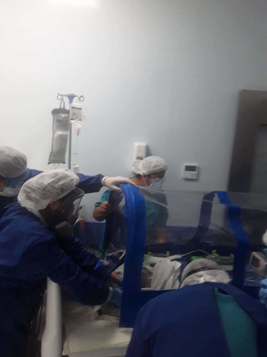 albrecht_ericka's tweet photo. Cirugía cardiaca en tiempos de pandemia.

Complicado, peligroso pero que puede mitigar la mortalidad de pacientes no covid, en estos tiempos .

FUERZA BOLIVIA 

Tenemos que lograrlo https://t.co/qbn7dG7yxD