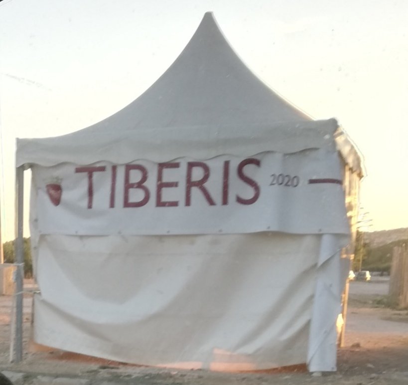 twittopiopio's tweet photo. @virginiaraggi Oggi vi parlo dell'imperiale ingresso a #Tiberis con tanto di logo di #RomaCapitale #Roma! Non è bellissimo? Una pagoda di plastica che ci invidiano a #London #Paris #NewYork e credo anche a #Berlin.
Fai #schifo #Raggi #zozza!! #acasa!! https://t.co/8w3HrPx0o5