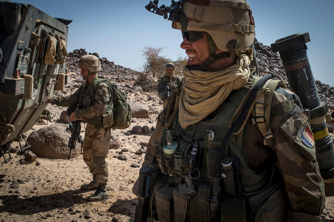 qui lance en janvier 2013 l’opération Serval afin de soutenir les troupes maliennes contre l’avancé touareg et la lutter contre les mouvances terroristes qui se développent dans la région.