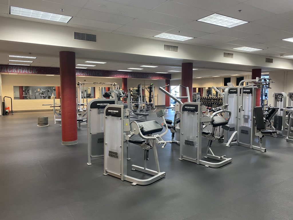 coach_evans33's tweet photo. The top notch athletic facilities @PSLoggers shows the true investment the university has made in our athletes. Massive weight room with custom Puget Sound racks and a training room worthy of a D1 campus that comes with the best athletic training staff there is. #trainanddevelop https://t.co/StbGvjtKxY