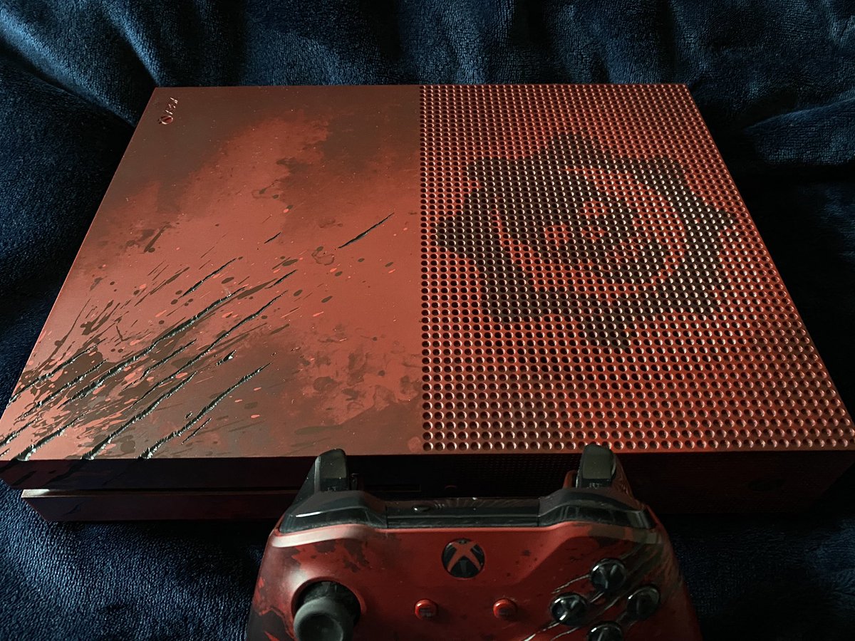 NJCUBANO's tweet photo. Selling the Gears of War Xbox Editon for a friend. Like new barely used and comes with the console, wires, and controller. Dm if you’re interested. Local pickup in NJ or shipped for free.

@GoWRosterMania 
#Gearsofwar #XboxOne #Gow https://t.co/8wuduo7XGe