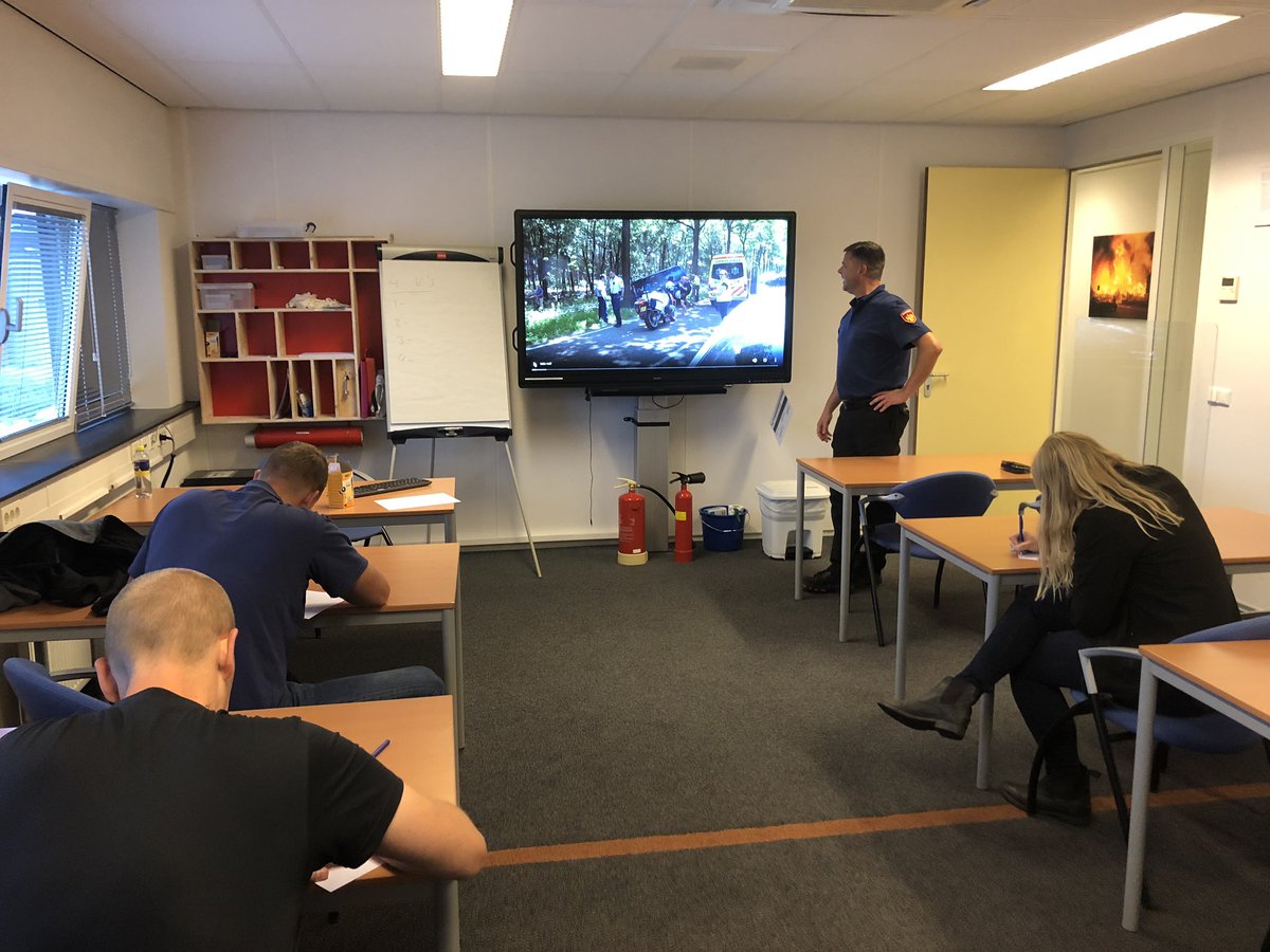 PPierneef's tweet photo. Vanavond zijn de instructeurs gestart met manschap leergang 26 THV. Aan de slag met de 4 V’s, CRS, incident management. Voor mij een mooi moment om te observeren. @SpinelNL @Vakbekwaam_ZHZ #LG26 #casuïstiek #lekkeractief https://t.co/QdKS64gylN